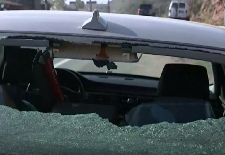 Incrível: homem sai do carro e vê pedra esmagar-lhe o veículo