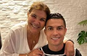 Cristiano Ronaldo oferece prenda milionária à sua mãe no aniversário