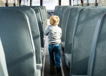 Criança de 4 anos ficou esquecida no autocarro da escola